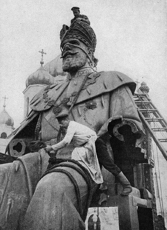 Демонтаж памятника Александру Третьему в 1918 году.