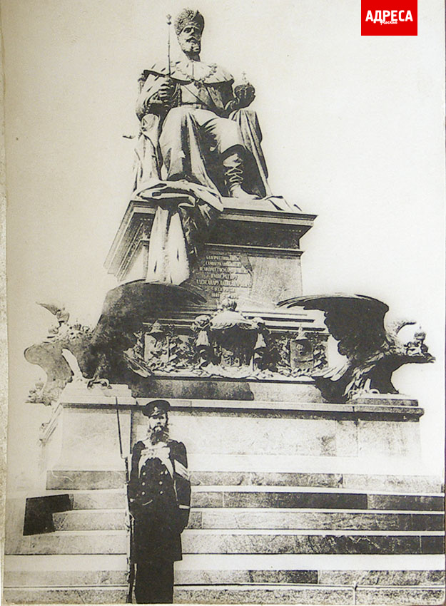 Памятник Александру Третьему перед храмом Христа Спасителя