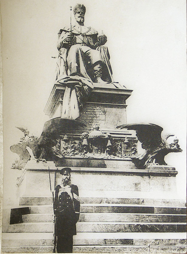 Памятник Александру Третьему перед храмом Христа Спасителя
